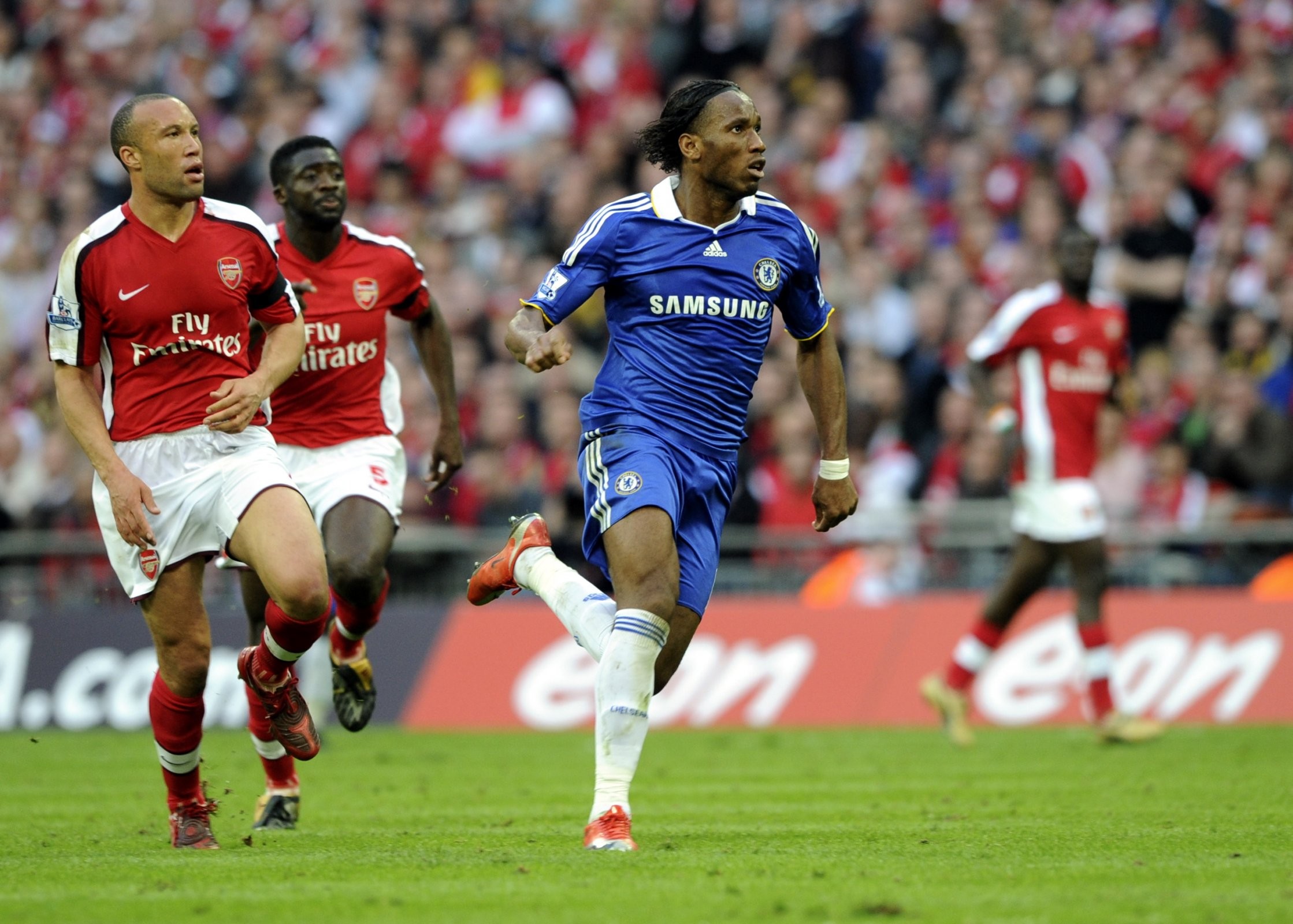 爱游戏-关于德罗巴回归赛场，连败首场状态亮眼，雄鹿观众沸腾！的信息